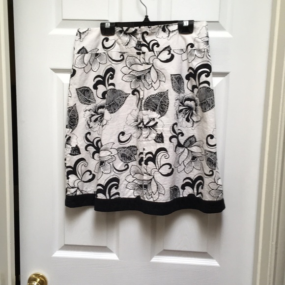 Black and white floral skirt - Picture 2 of 4